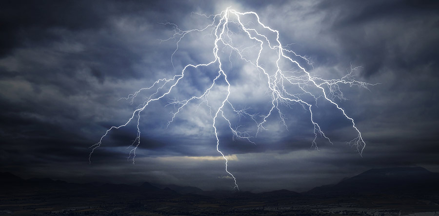 Energieentladung über Blitze am Himmel